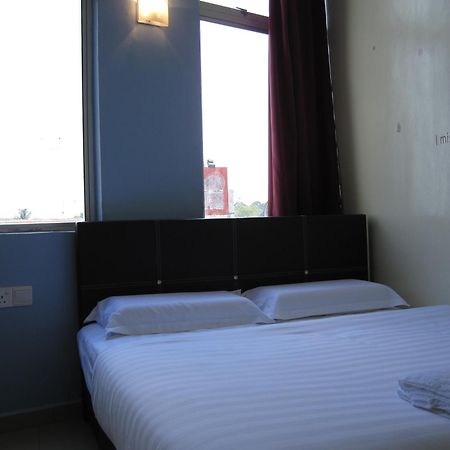 Max Inn Hotel Parit Raja Rum bild