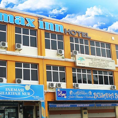 Max Inn Hotel Parit Raja Exteriör bild