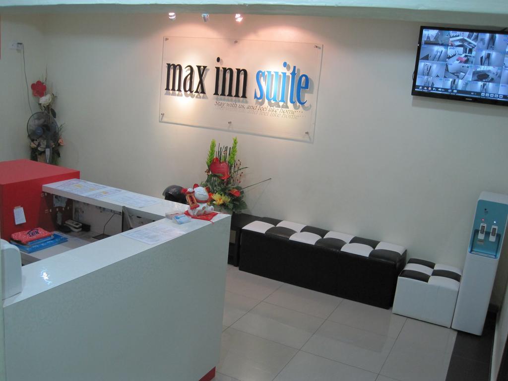 Max Inn Hotel Parit Raja Exteriör bild