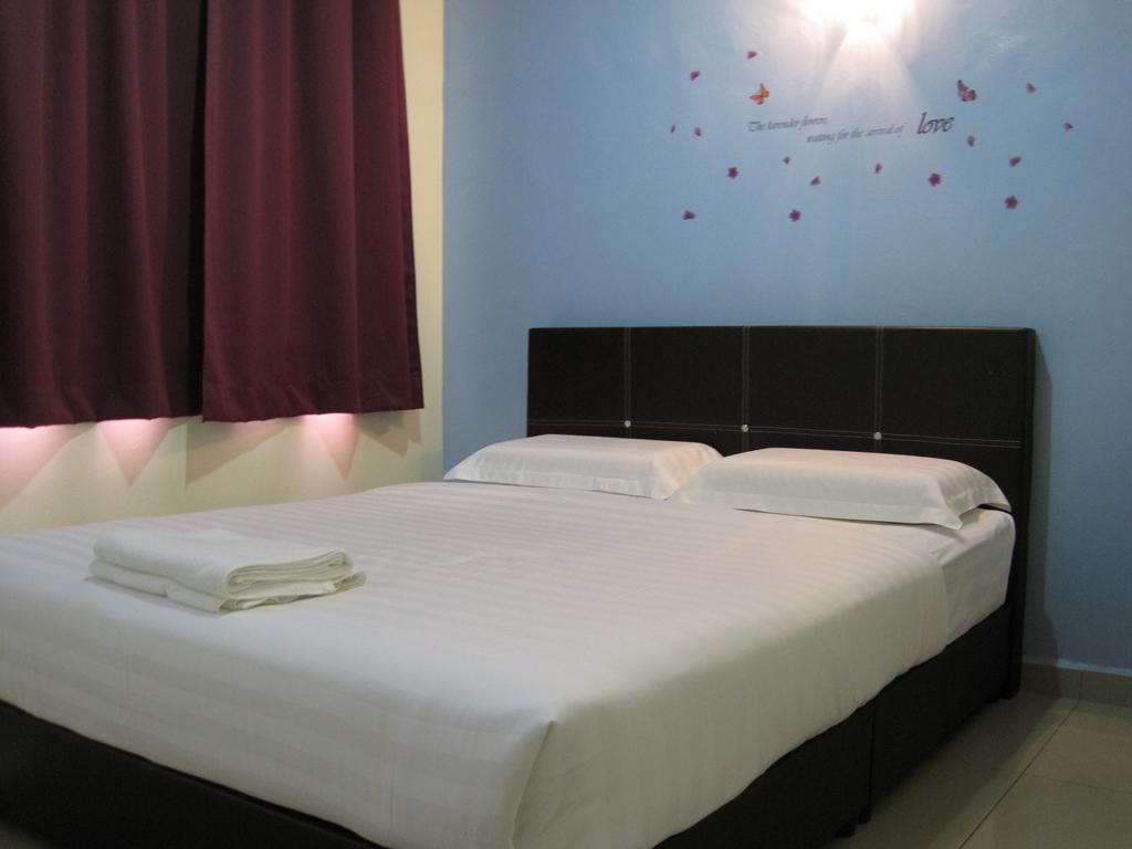 Max Inn Hotel Parit Raja Exteriör bild