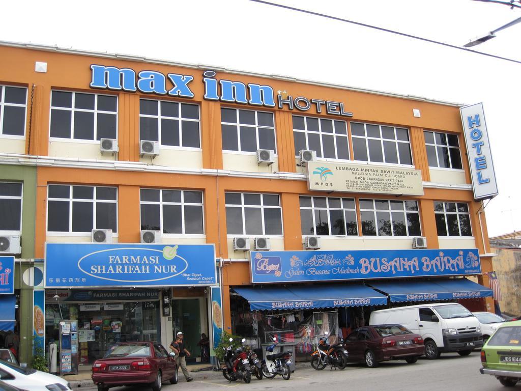 Max Inn Hotel Parit Raja Exteriör bild