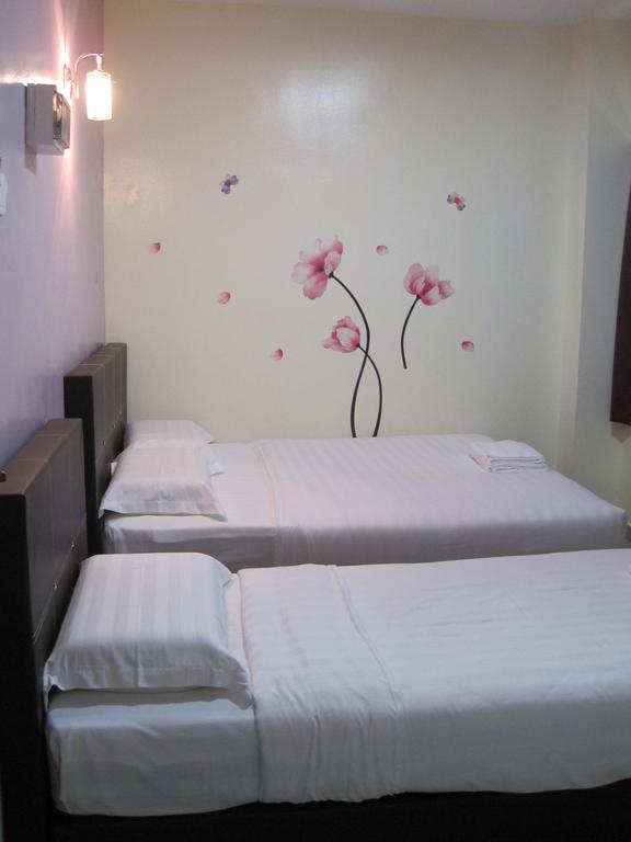 Max Inn Hotel Parit Raja Exteriör bild