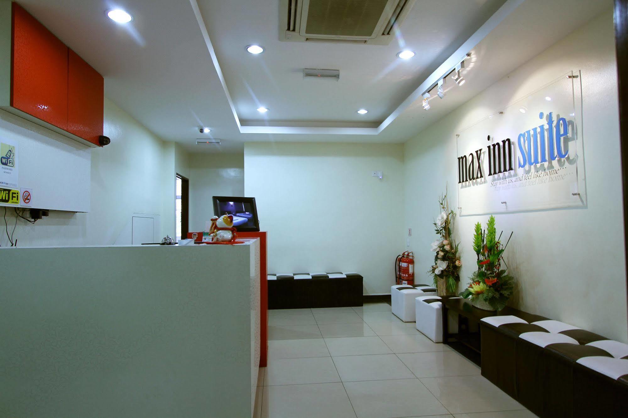 Max Inn Hotel Parit Raja Exteriör bild