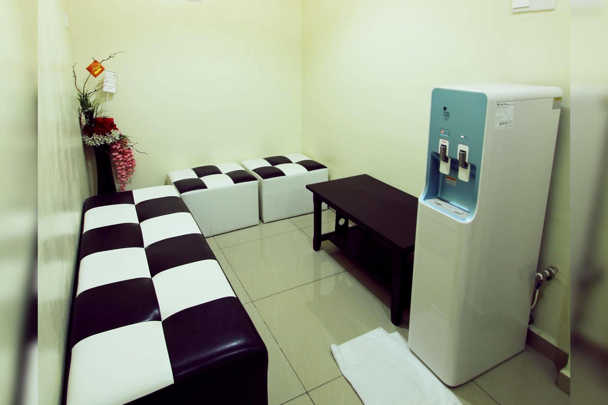 Max Inn Hotel Parit Raja Exteriör bild