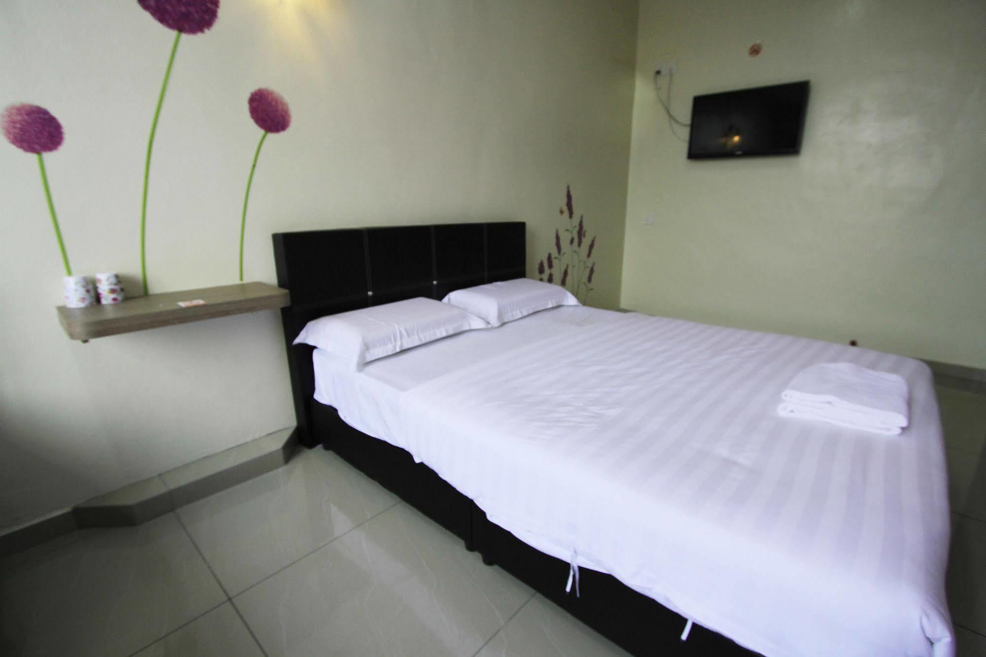 Max Inn Hotel Parit Raja Exteriör bild