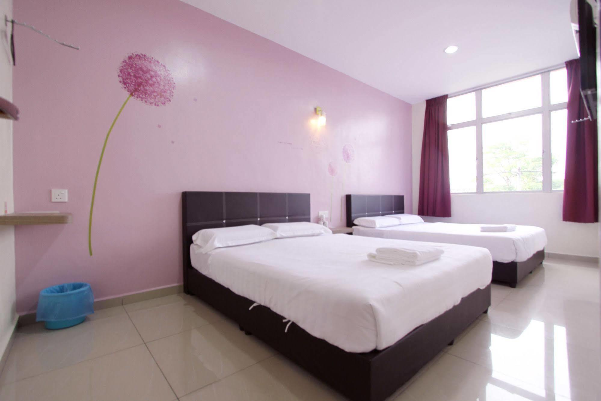Max Inn Hotel Parit Raja Exteriör bild