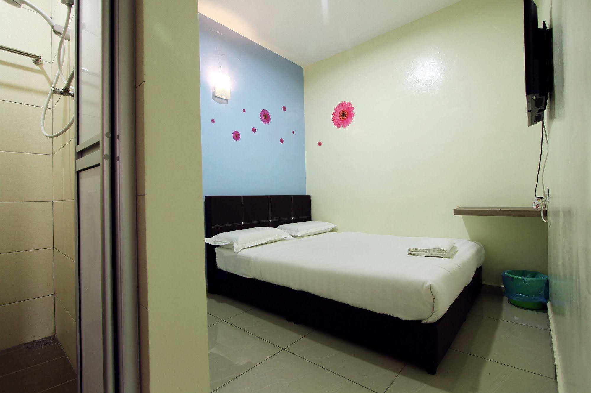 Max Inn Hotel Parit Raja Exteriör bild