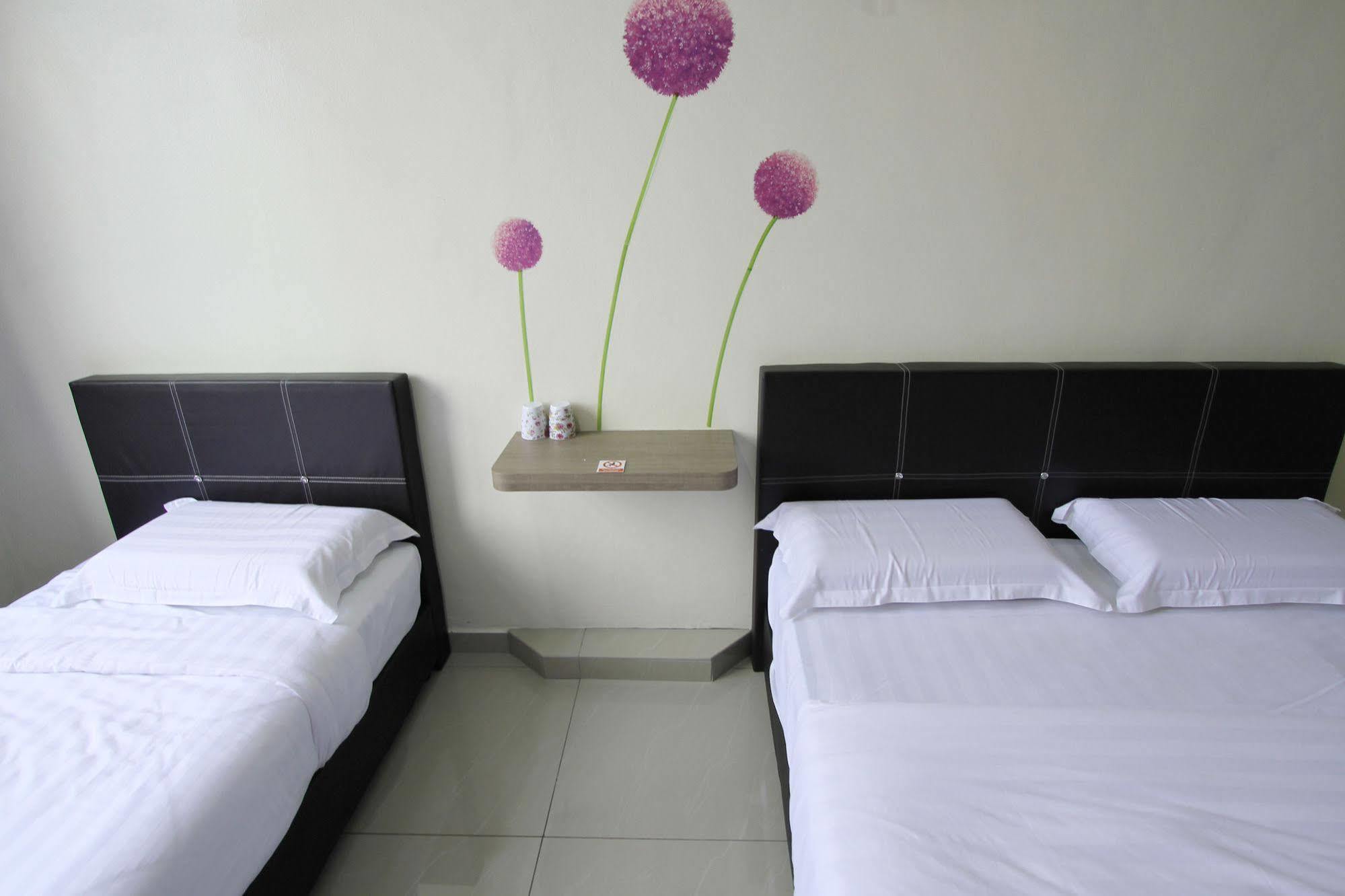 Max Inn Hotel Parit Raja Exteriör bild