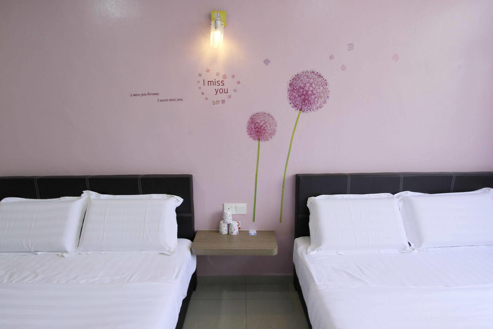 Max Inn Hotel Parit Raja Exteriör bild