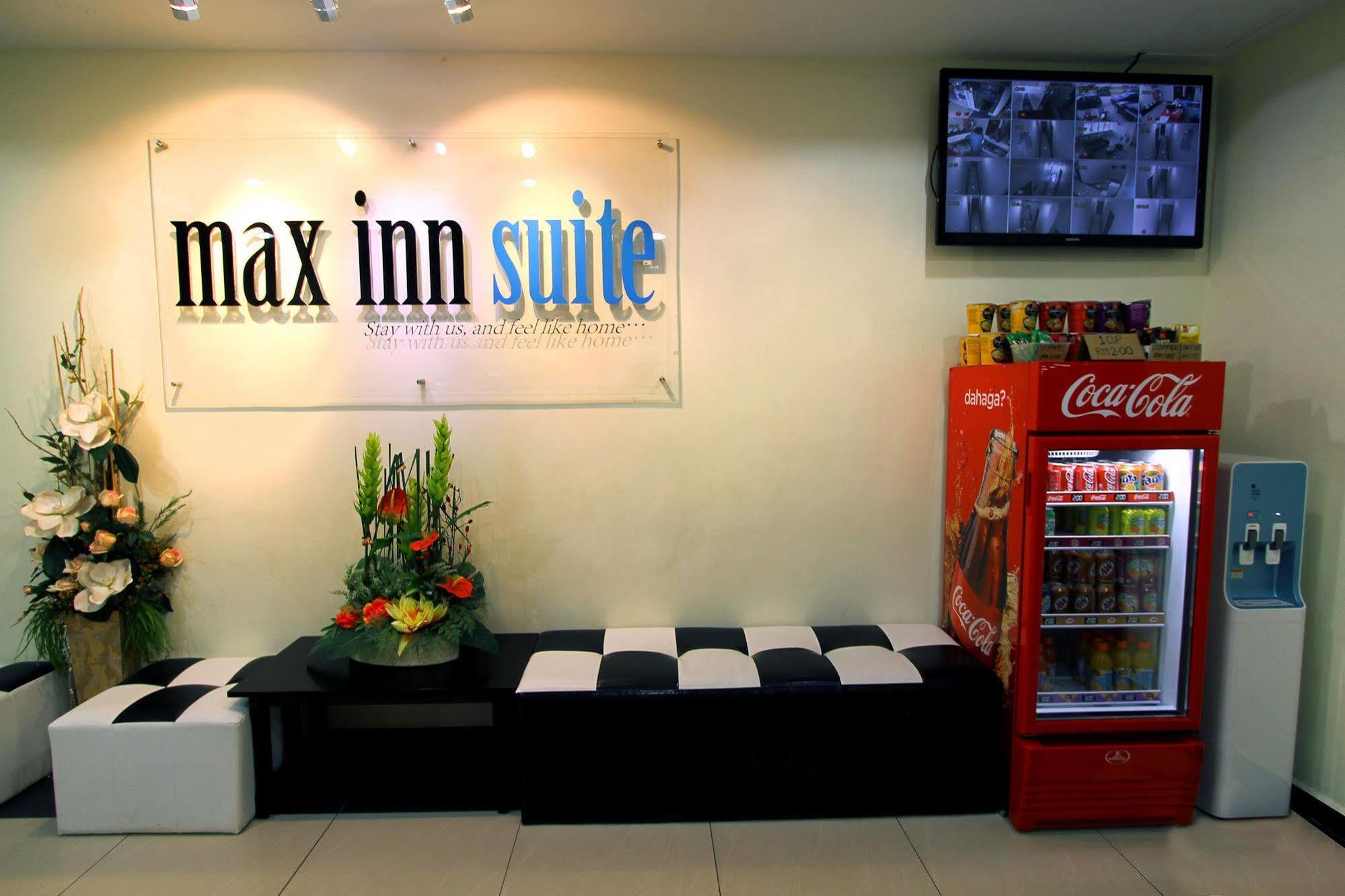 Max Inn Hotel Parit Raja Exteriör bild