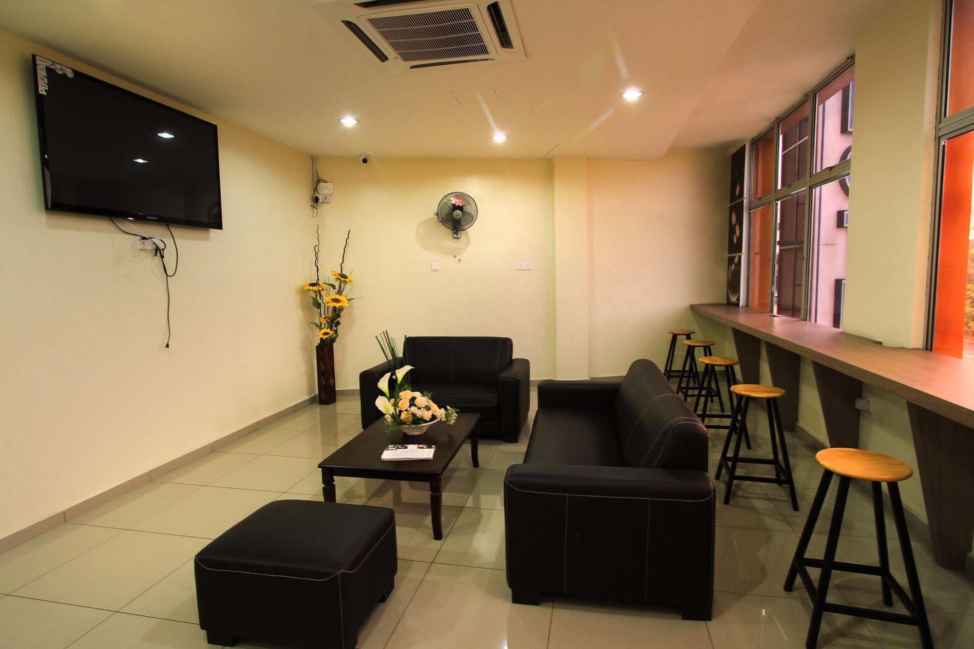 Max Inn Hotel Parit Raja Exteriör bild
